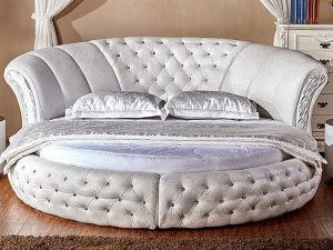 Украшение кровати каретной стяжкой со стразами