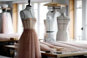 Индивидуальный пошив одежды в ателье: почему стоит выбрать именно эту услугу?-
