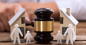 Раздел имущества при расторжении брака: стоит ли обратиться за помощью к адвокату?