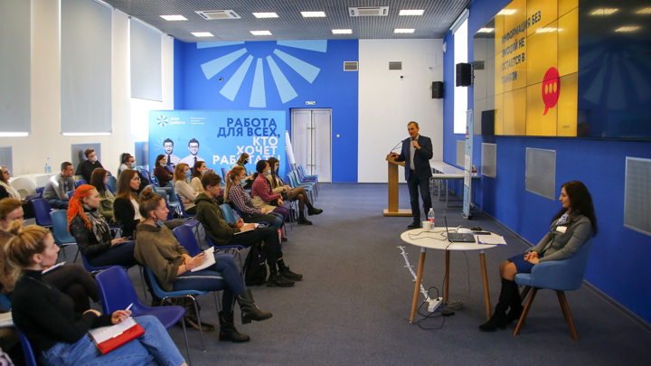 Большинство российских компаний сохранили штат и уровень зарплат