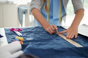 Пошив халатов с логотипом на заказ: возможность заявить о своей компании