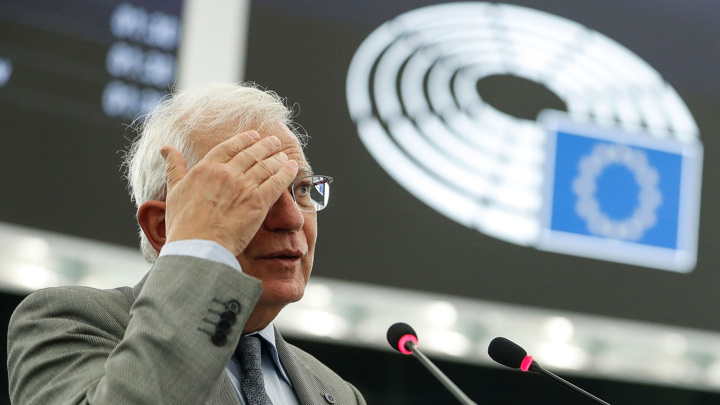 Боррель назвал Россию "бензоколонкой с атомной бомбой"