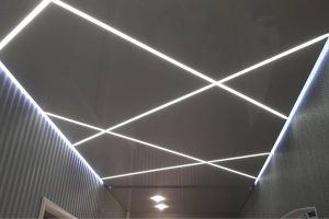 Особенности и функциональность световых линий на натяжном потолке