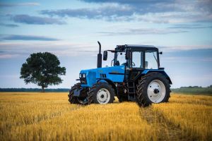 Тракторы: области применения, правила работы и безопасность