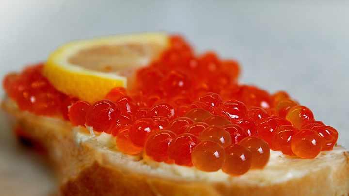 Красная икра и горбуша могут подешеветь