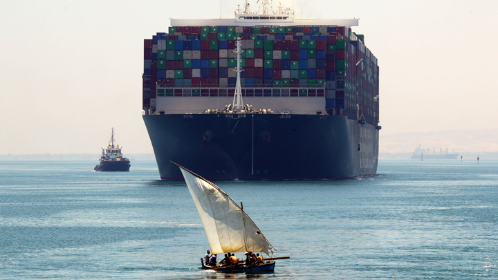 Перевозчиков предупредили о проблемах в Суэцком и Панамском каналах