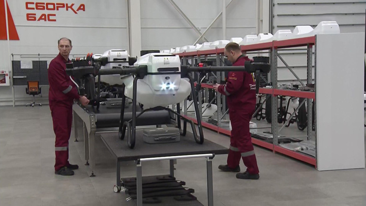 Путину в Тольятти показали сельскохозяйственные коптеры - Новости на Вести.ru