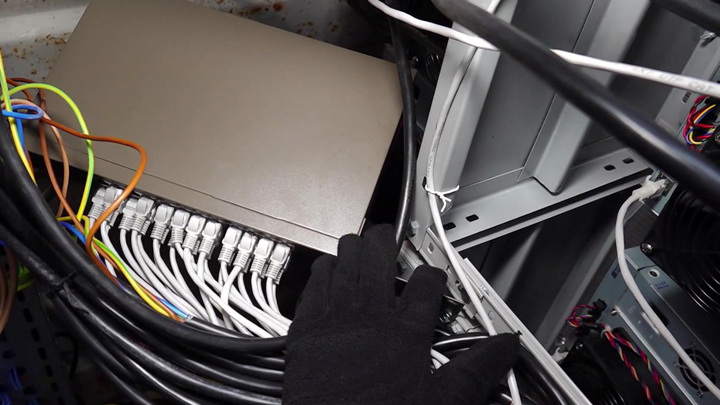 Корреспондент ВГТРК показал, как была устроена майнинг-ферма в Ингушетии - Новости на Вести.ru