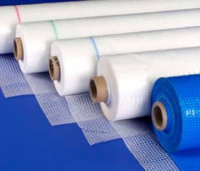 Как армированная пленка 400 мкм повышает устойчивость теплицы к сильным ветрам и осадкам