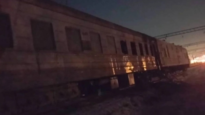 Вагон путевой колонны загорелся в Речкуновке под Новосибирском - Новости на Вести.ru