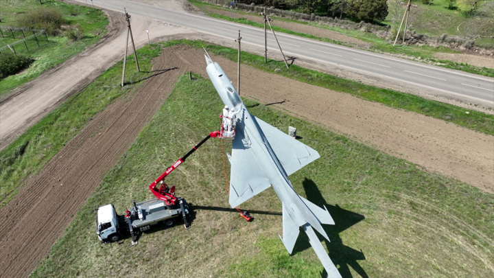 Десантники отреставрировали самолет-памятник дивизии Покрышкина на Херсонщине - Новости на Вести.ru