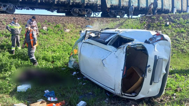 В Хакасии иномарка выехала на пути и столкнулась с грузовым поездом - Новости на Вести.ru