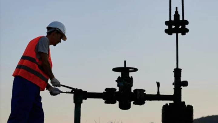 Нефть резко дорожает после ударов Израиля по Ирану - Новости на Вести.ru