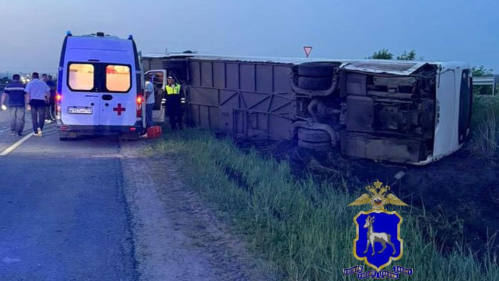 Под Самарой автобус влетел в отбойник и опрокинулся, 5 человек пострадали - Новости на Вести.ru