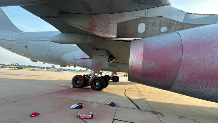 Повреждение самолетов британских ВВС активистами попало на видео - Новости на Вести.ru