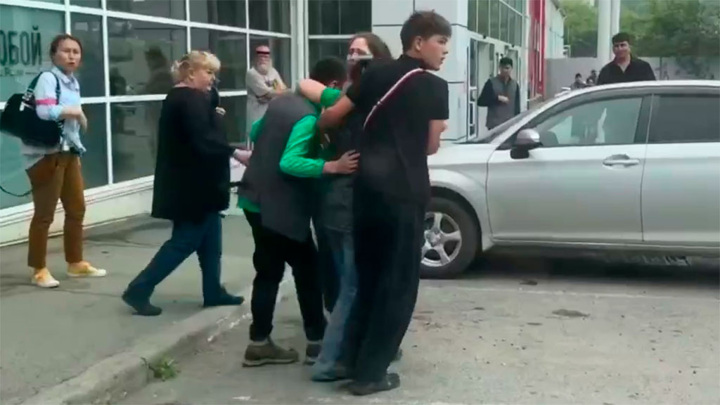 В эвакуированном ТЦ во Владивостоке ищут утечку газа - Новости на Вести.ru