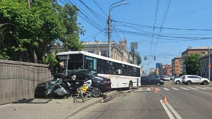 В Красноярске водитель и пассажирка автобуса пострадали в ДТП - Новости на Вести.ru