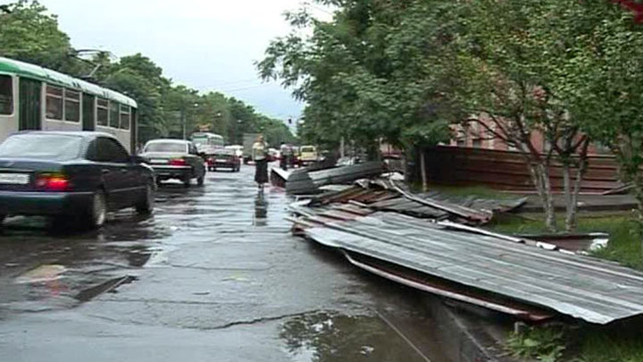 В Северной Осетии из-за града и ветра повалены деревья, сорваны крыши - Новости на Вести.ru