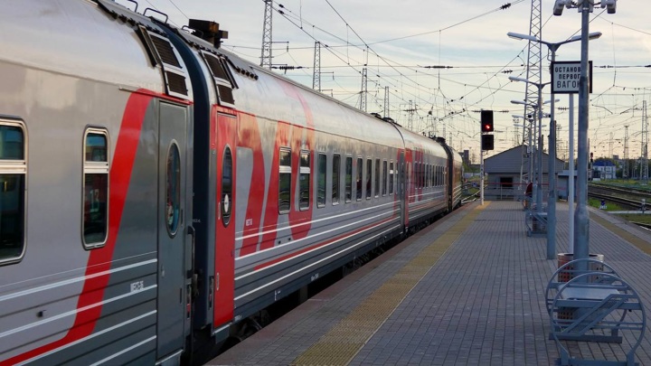 Под Ростовом из-за отключения электричества остановлен поезд из Адлера - Новости на Вести.ru