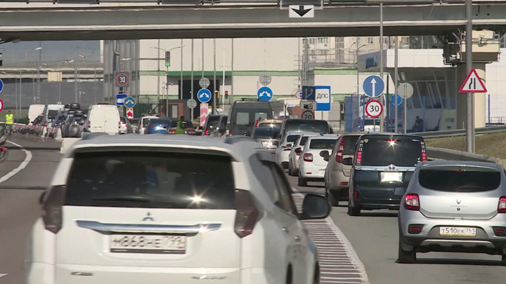 В очередях к Крымскому мосту стоит больше 1100 машин - Новости на Вести.ru