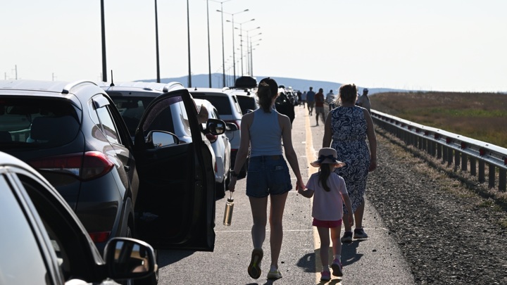 Более 1100 автомобилей стоят в очереди на Крымский мост - Новости на Вести.ru