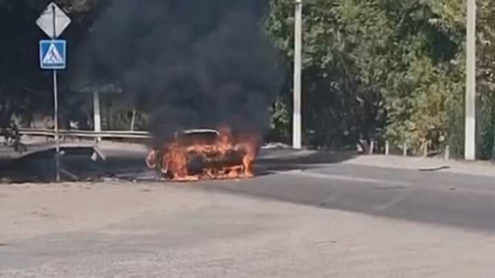 Гражданское авто сгорело после прицельной атаки ВСУ в Херсонской области - Новости на Вести.ru