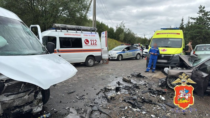 В подмосковных Химках столкнулись грузовик и BMW, один человек погиб - Новости на Вести.ru