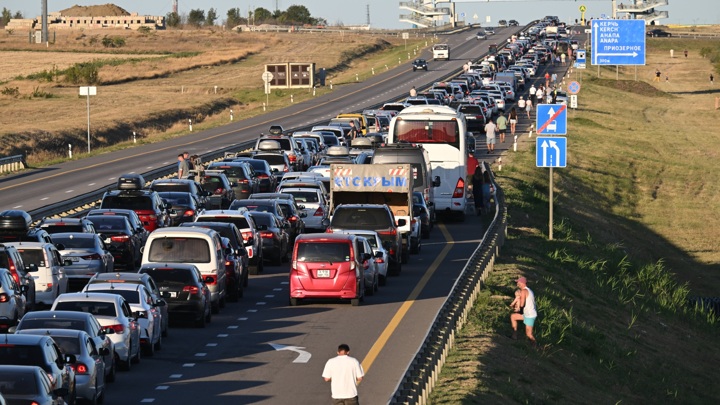 Более 800 автомобилей ждут своей очереди на досмотр перед Крымским мостом - Новости на Вести.ru