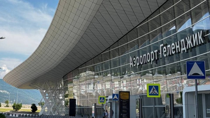 Прокуратура контролирует ситуацию с ограничением работы аэропорта Геленджик - Новости на Вести.ru