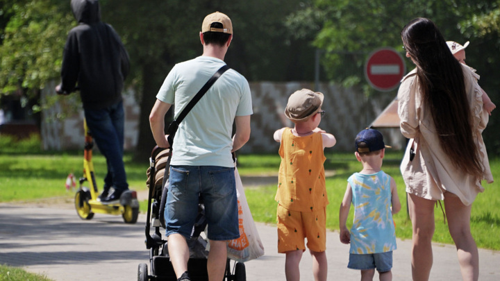 Рыбальченко оценил меры поддержки семей с детьми в проекте нового бюджета - Новости на Вести.ru