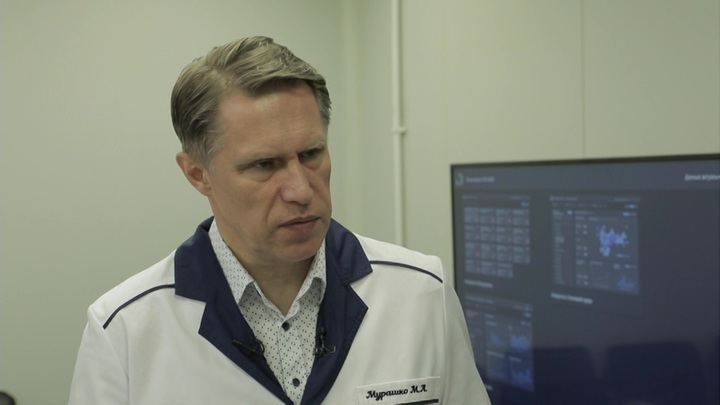 SHOT: глава Минздрава Мурашко спас пассажира во время перелета из Москвы в Ханой - Новости на Вести.ru