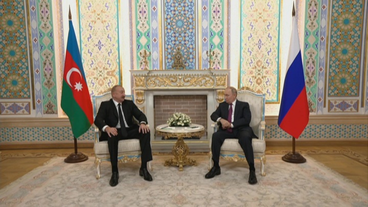 Алиев поблагодарил Путина за информацию о расследовании крушения самолета AZAL - Новости на Вести.ru