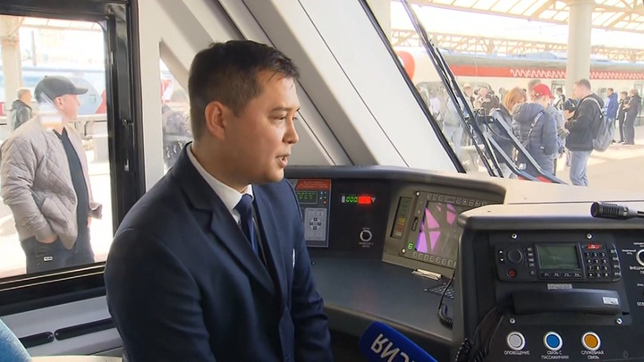Машинист "Иволги 4.0" рассказал, что управлять поездом стало намного проще - Новости на Вести.ru