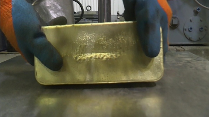 Мировые цены на золото и серебро снижаются - Новости на Вести.ru