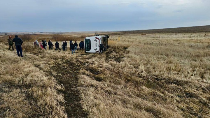 Автобус с детьми-футболистами съехал в кювет и перевернулся под Челябинском - Новости на Вести.ru