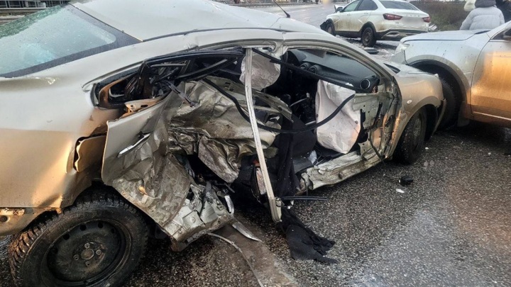 Девушка погибла, двое детей пострадали в ДТП с участием трех авто в Удмуртии - Новости на Вести.ru