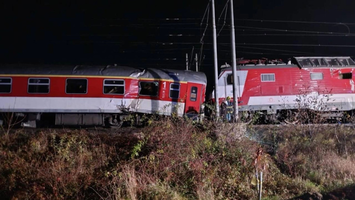 Один из столкнувшихся под Братиславой поездов мог проехать на запрещающий сигнал - Новости на Вести.ru