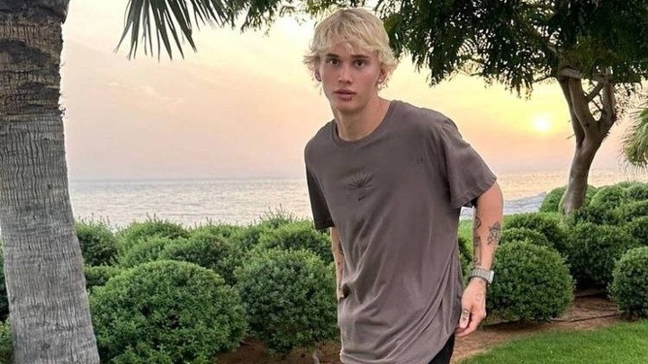 Работающий курьером в Дубае блогер Милохин сохранил статус ИП в России - Новости на Вести.ru