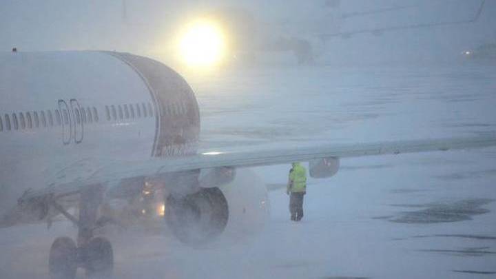 Снегопад в Приморье прервал внутренние авиарейсы - Новости на Вести.ru