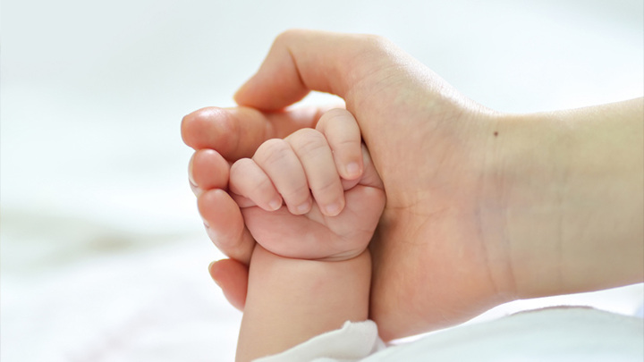 В Совфеде одобрили пенсии детям, зачатым через ЭКО после смерти отца - Новости на Вести.ru