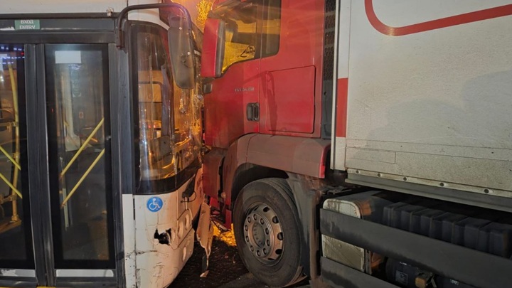 В Воронеже водитель автобуса спровоцировал ДТП с 7 автомобилями - Новости на Вести.ru