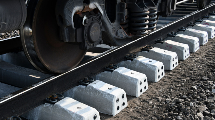 Вагоны и локомотив грузового поезда сошли с рельсов в Иркутской области - Новости на Вести.ru