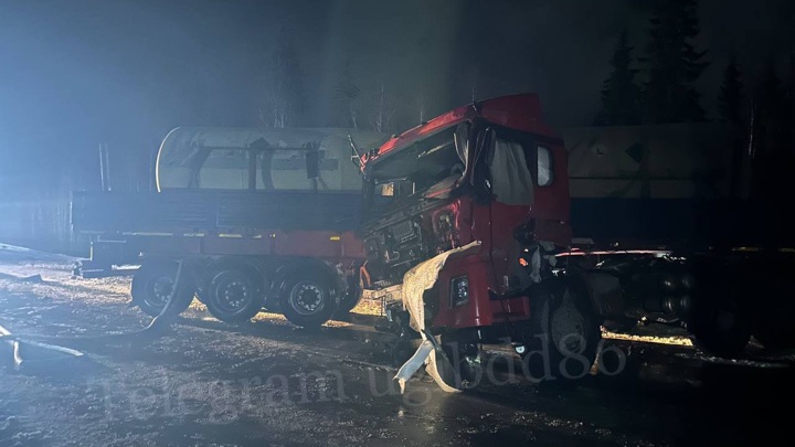 Водители погибли при столкновении двух грузовиков в Югре - Новости на Вести.ru