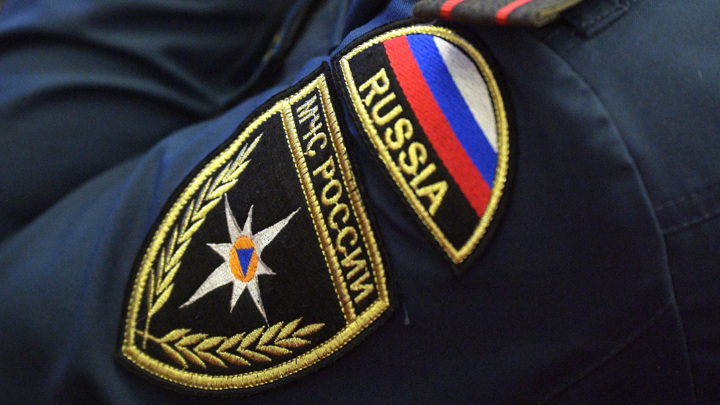 Столичные спасатели достали из воды тонущего рыбака - Новости на Вести.ru